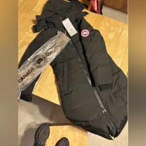 Canada Goose Unisex Coyote Fur-Trim Down Expedition Parka-Black-Size Small